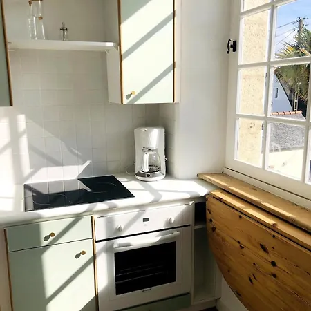 Retro Chic Charm 100m From Sea Apartment